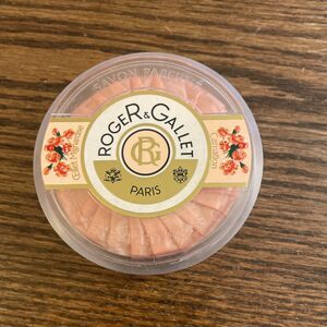 ROGER & GALLET PARIS CARNATION PERFUMED SOAP 3.5 Ounces Plastic Travel Case ￼